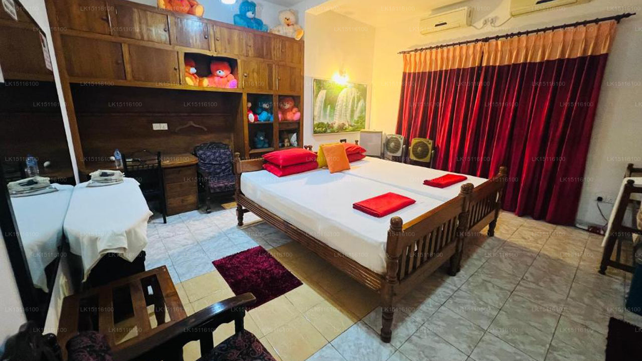 Senathilaka Guest Inn & Restaurant, Puttalam