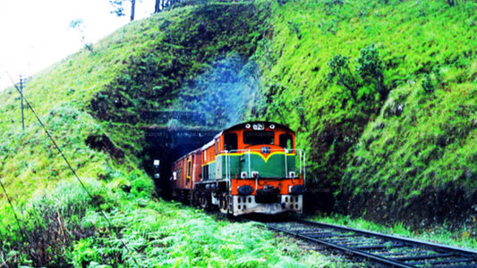 Поездка на поезде из Канди в Нану Ойю (поезд № 1015 «Ударата Менике»)